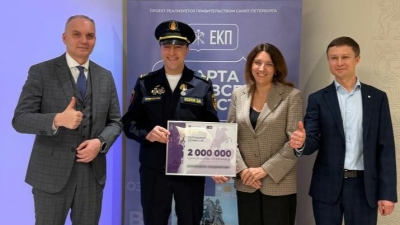 Сбер торжественно выдал двухмиллионную Единую карту петербуржца