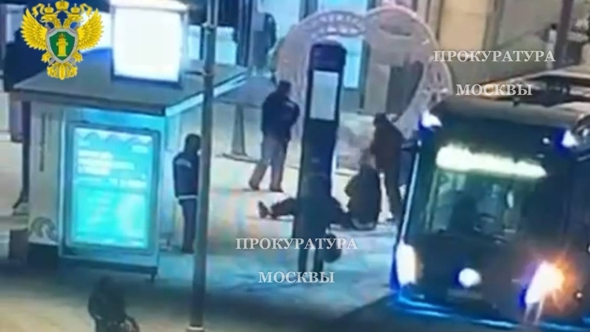 Трое пострадали, шестерых задержали: подросток обстрелял напавших на него дебоширов в Москве