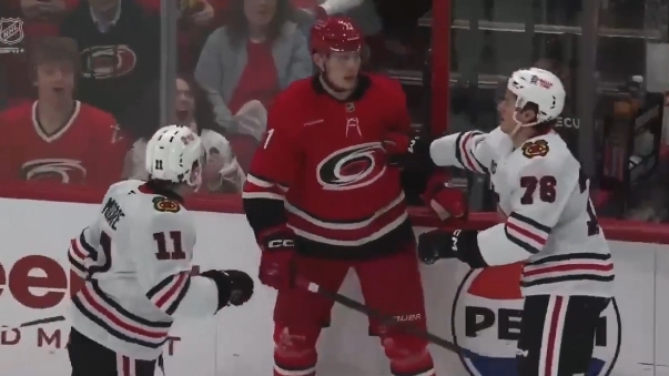 Никишин устроил драку в НХЛ и уложил американца Мура на лед