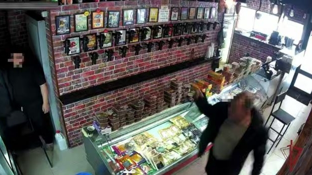 Нетрезвый москвич достал нож после того, как бармен отказался включить трек «Я русский»