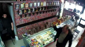 Нетрезвый москвич достал нож после того, как бармен отказался включить трек «Я русский»