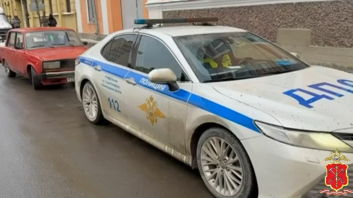 Молодой лихач расстался со своим ВАЗом после дрифта на Крестовском острове