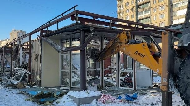 На Энтузиастов привезли трактор с ковшом для сноса шаурмечной