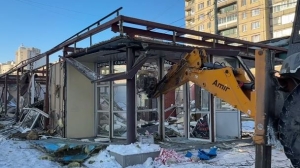 На Энтузиастов привезли трактор с ковшом для сноса шаурмечной