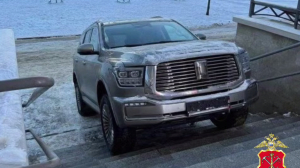 Петербуржец придумал способ борьбы с нехваткой парковочных мест и оставил своего коня на ступенях парадной