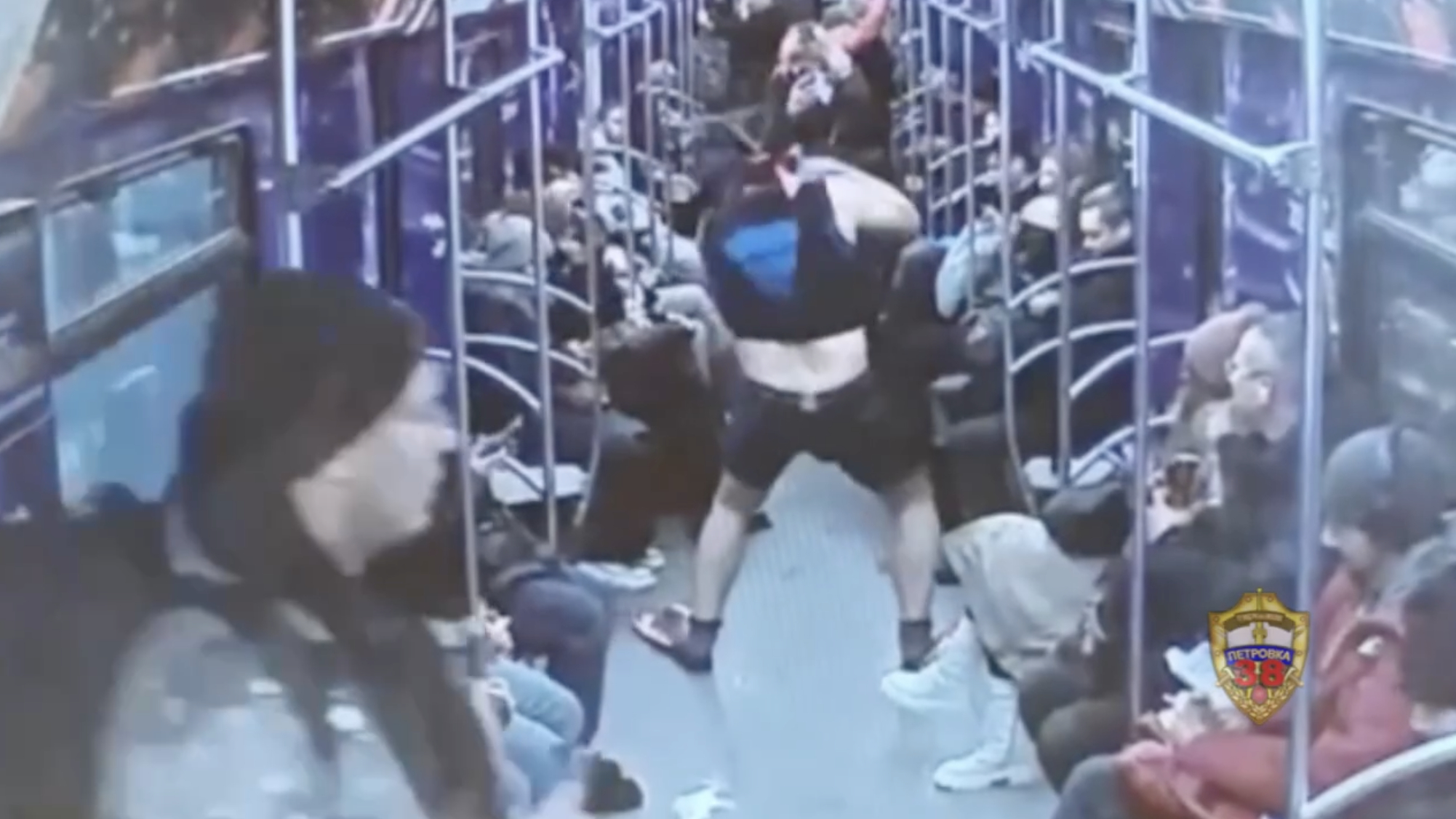 Устроившего танцы в метро Москвы водолаза арестовали