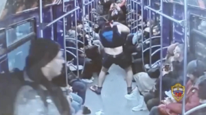 Устроившего танцы в метро Москвы водолаза арестовали