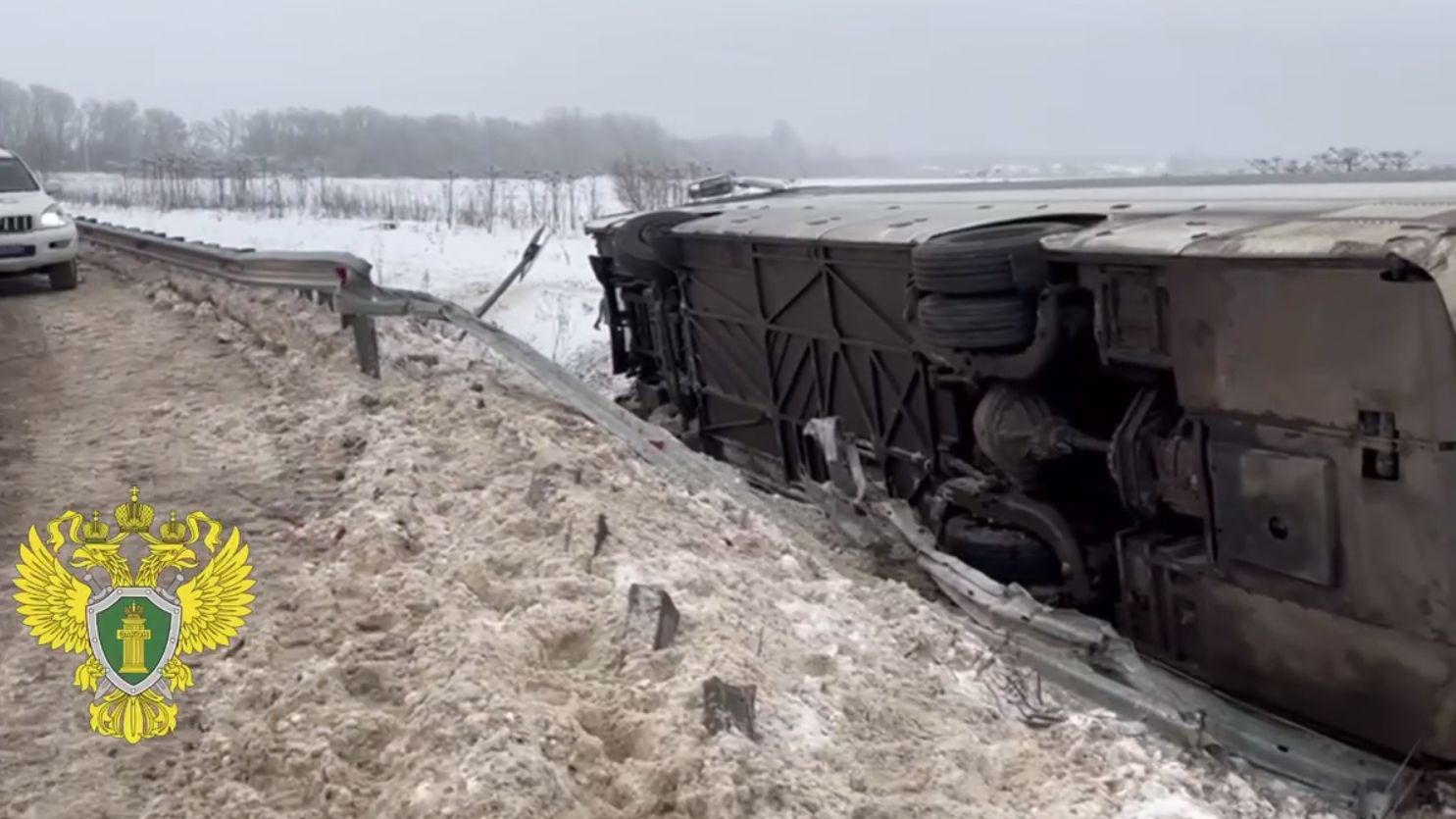 СК возбудил уголовку после аварии в Ленобласти, где автобус улетел в кювет: число пострадавших увеличилось до пяти