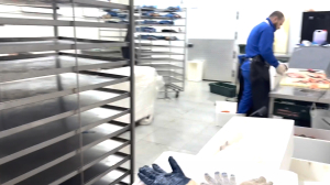 Прятались в темноте: полиция нашла нелегалов на Калининской овощебазе