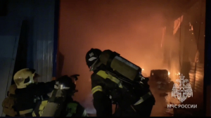 Спасатели тушат пожар в ангаре Ленобласти на площади 1,7 тыс. «квадратов»