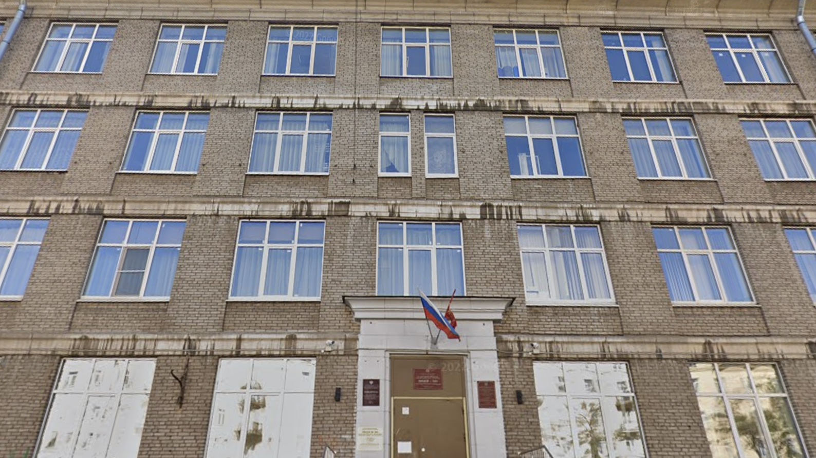 Из лицея на Кронштадтской вывели в сменке на улицу 612 детей и учителей