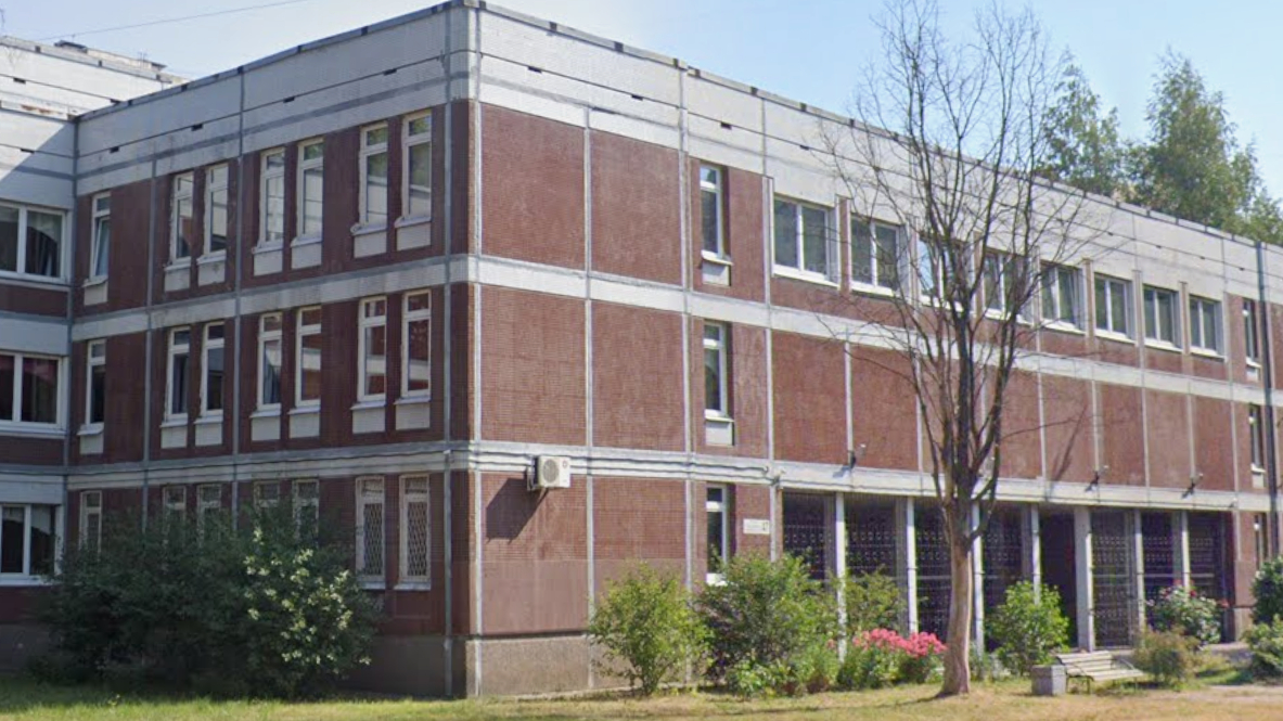 Спасатели выехали в лицей на Тельмана, где бушует пламя