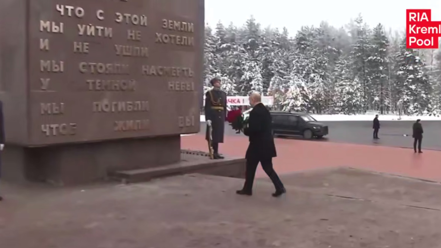 Путин возложил цветы на Невском пятачке