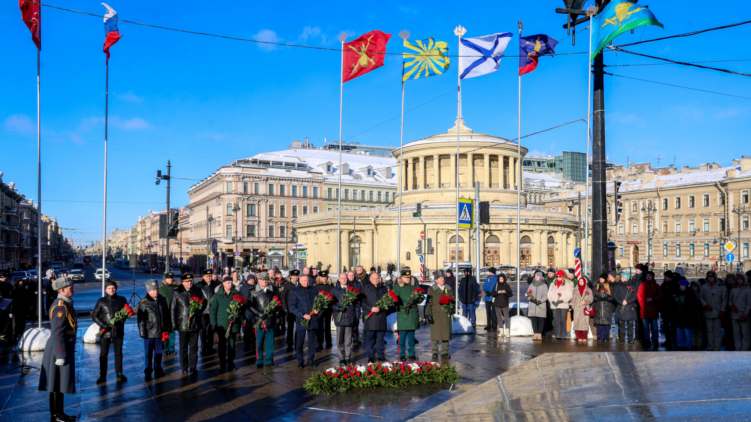 На площади Восстания возложили цветы к обелиску «Городу-Герою Ленинграду»