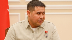 В Смольном наградили дворника, поймавшего выпавшего из окна мальчика