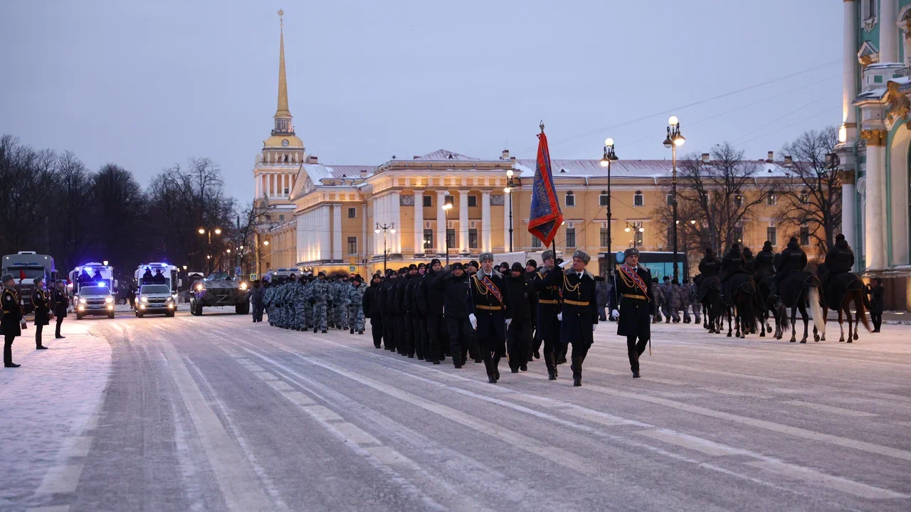 На Дворцовой состоялся общегородской смотр: особо отличившихся представили к наградам