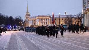 На Дворцовой состоялся общегородской смотр: особо отличившихся сотрудников полиции представили к наградам
