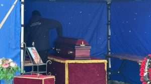 Маленький гробик убитого Паши и люди с цветами появились на Южном кладбище