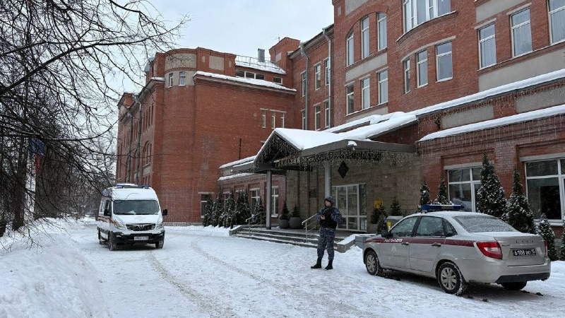 Пытавшуюся пробраться в гимназию №56 на Чкаловском женщину увезли в психушку