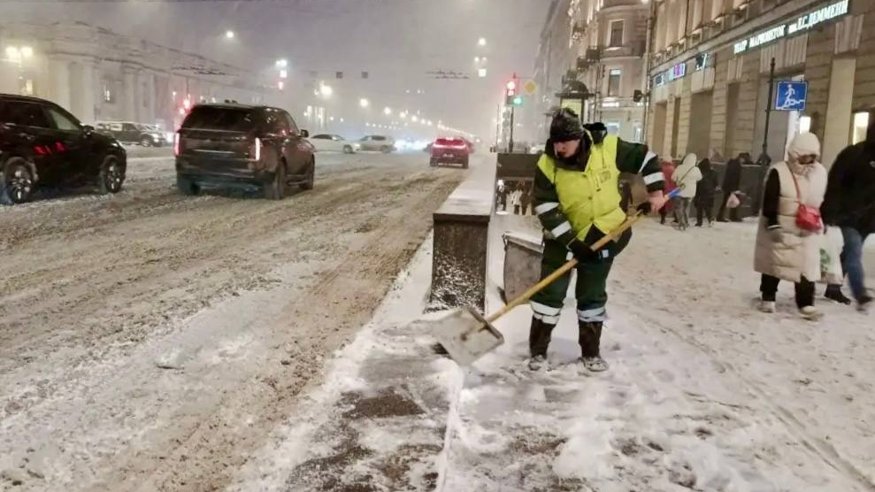 Специалисты Петербурга в усиленном режиме убирают последствия аномального снегопада