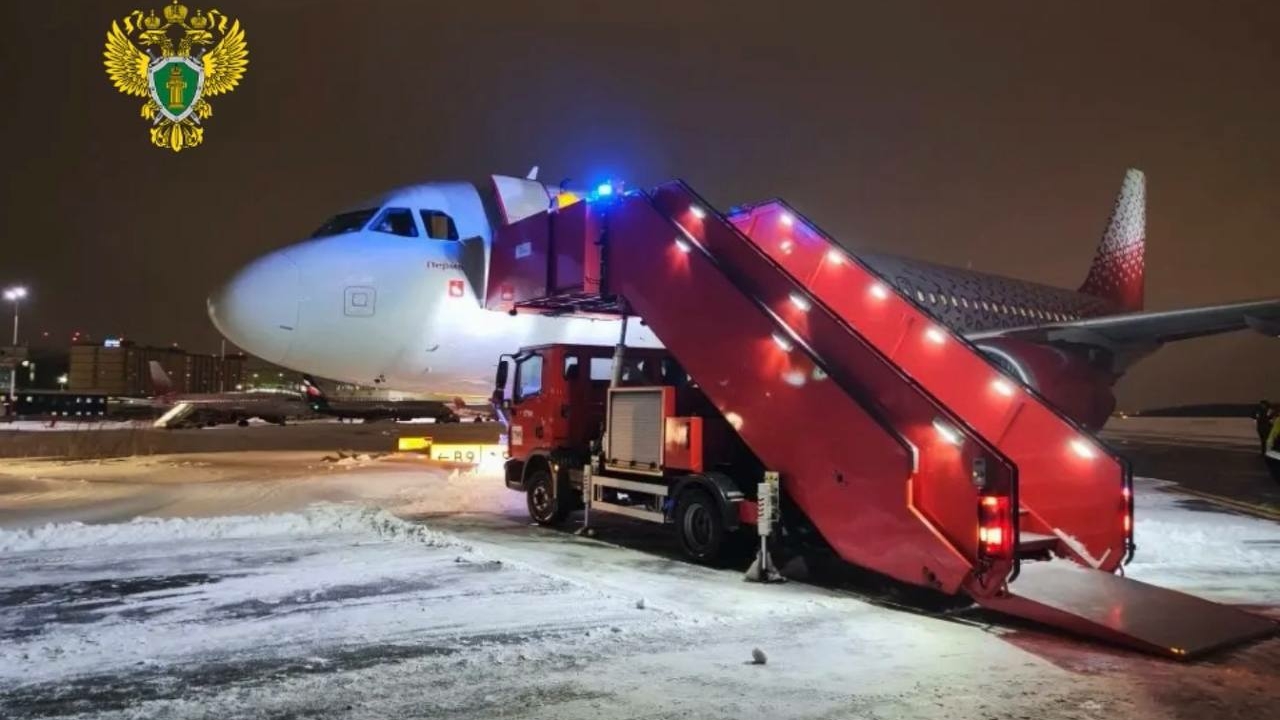 Самолет выкатился за пределы рулежной дорожки в Пулково