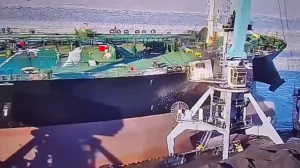 В порту Усть-Луга иностранное судно при развороте навалилось на причал