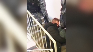 В Купчино дебошир под наркотиками разгромил квартиру и пытался сломать молотком соседскую дверь