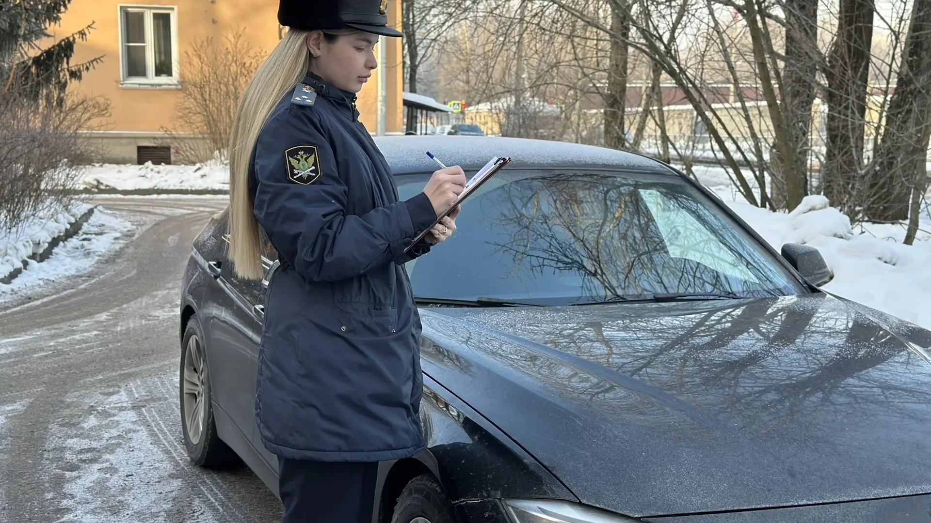 Приставы помогли УК возместить петербуржцу 1,2 млн рублей за разбитое льдом авто