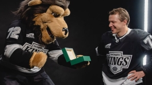 Панарин подарил дорогие часы талисману «Лос-Анджелес Кингз» за игровой номер