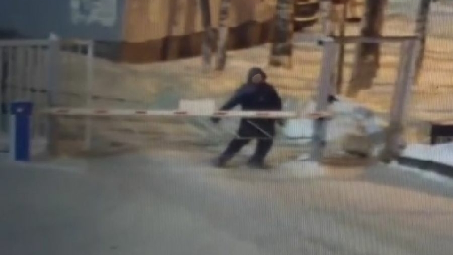 Пьяный дебошир хотел пробраться на территорию петербургской школы ночью