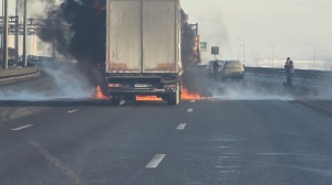 Горящая фура остановила КАД