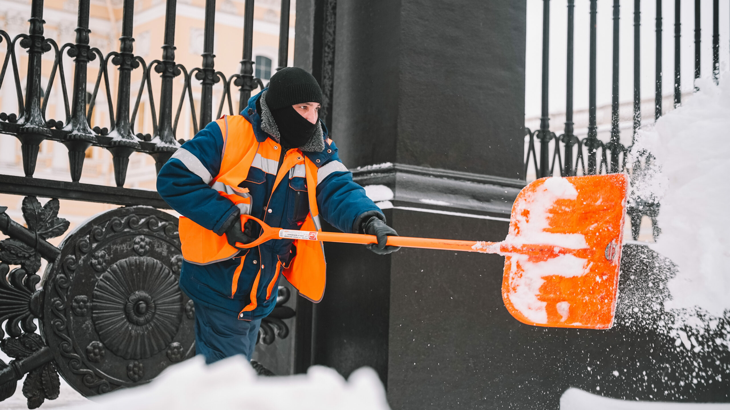 В Петербурге коммунальщики продолжают борьбу с непогодой