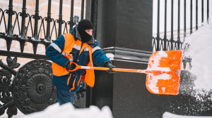 В Петербурге коммунальщики продолжают борьбу с непогодой