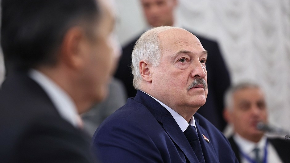 «Голова кружится»: на совещании у Лукашенко вдруг появился снюс, и президент решил его «изучить»