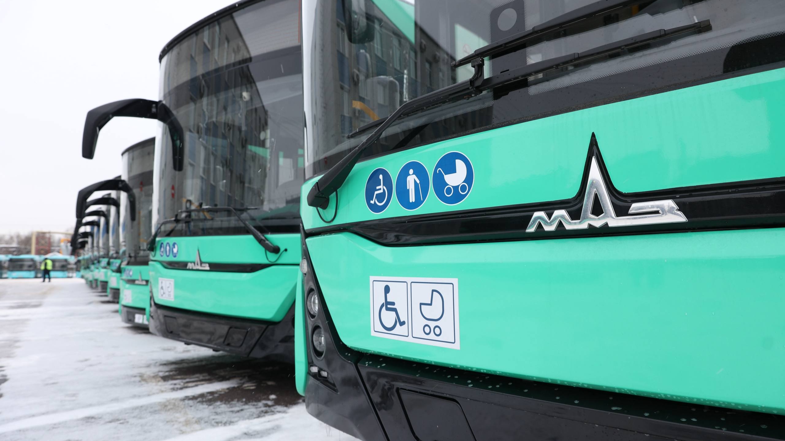 От ретро-транспорта до электробусов: один из старейших автобусных парков Петербурга отметил 70-й день рождения