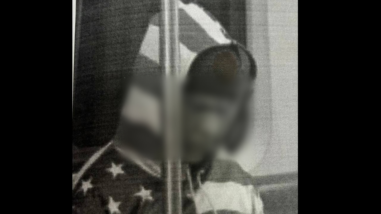 Суд в Петербурге отобрал желтую шапку жителя после фотки в городском метро