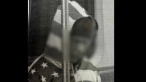 Суд в Петербурге отобрал желтую шапку жителя после фотки в городском метро