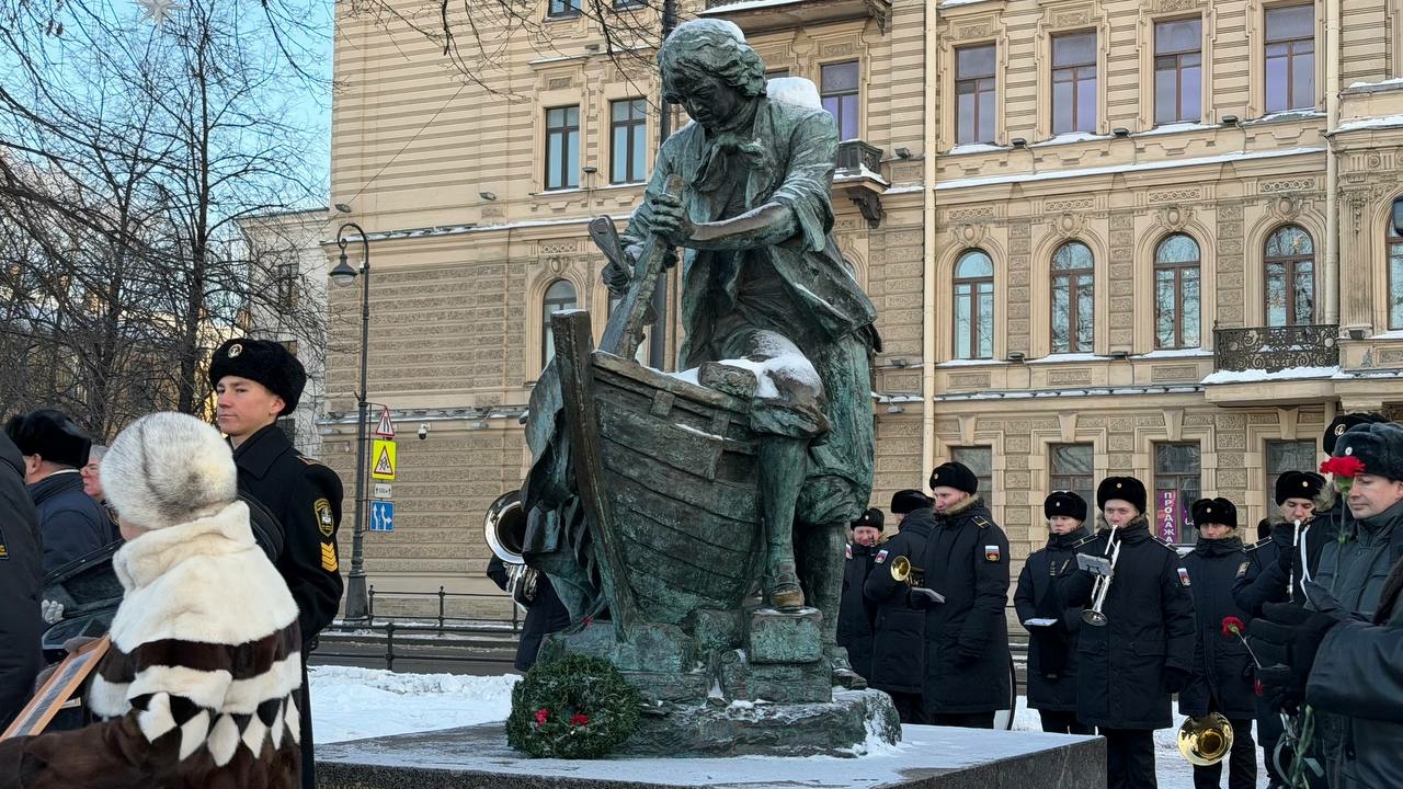 На Адмиралтейской набережной отдали дань уважения Петру I