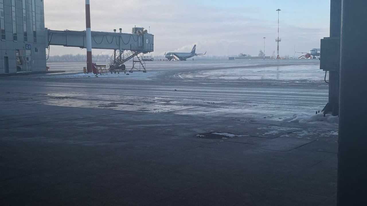 Пассажир задержал самолет в Петербурге на полтора часа: что происходило в салоне?