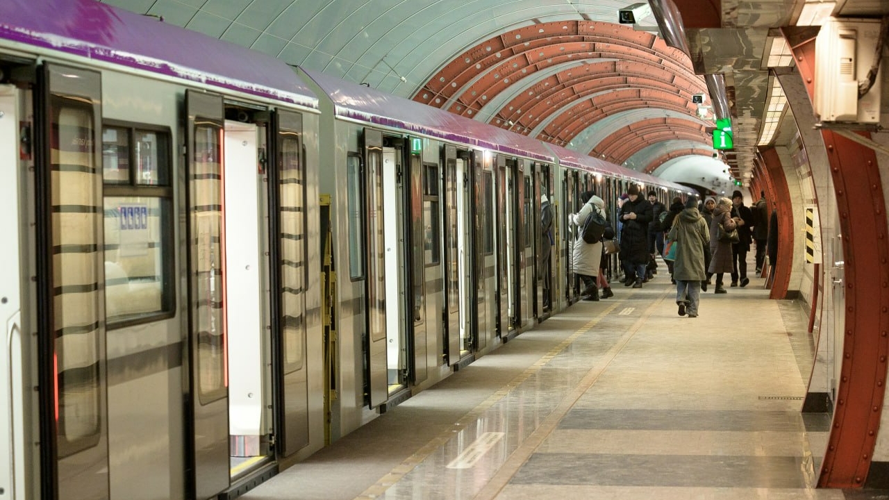 Фиолетовые вагоны «Балтийца» с новыми фишками уже разъезжают по подземке