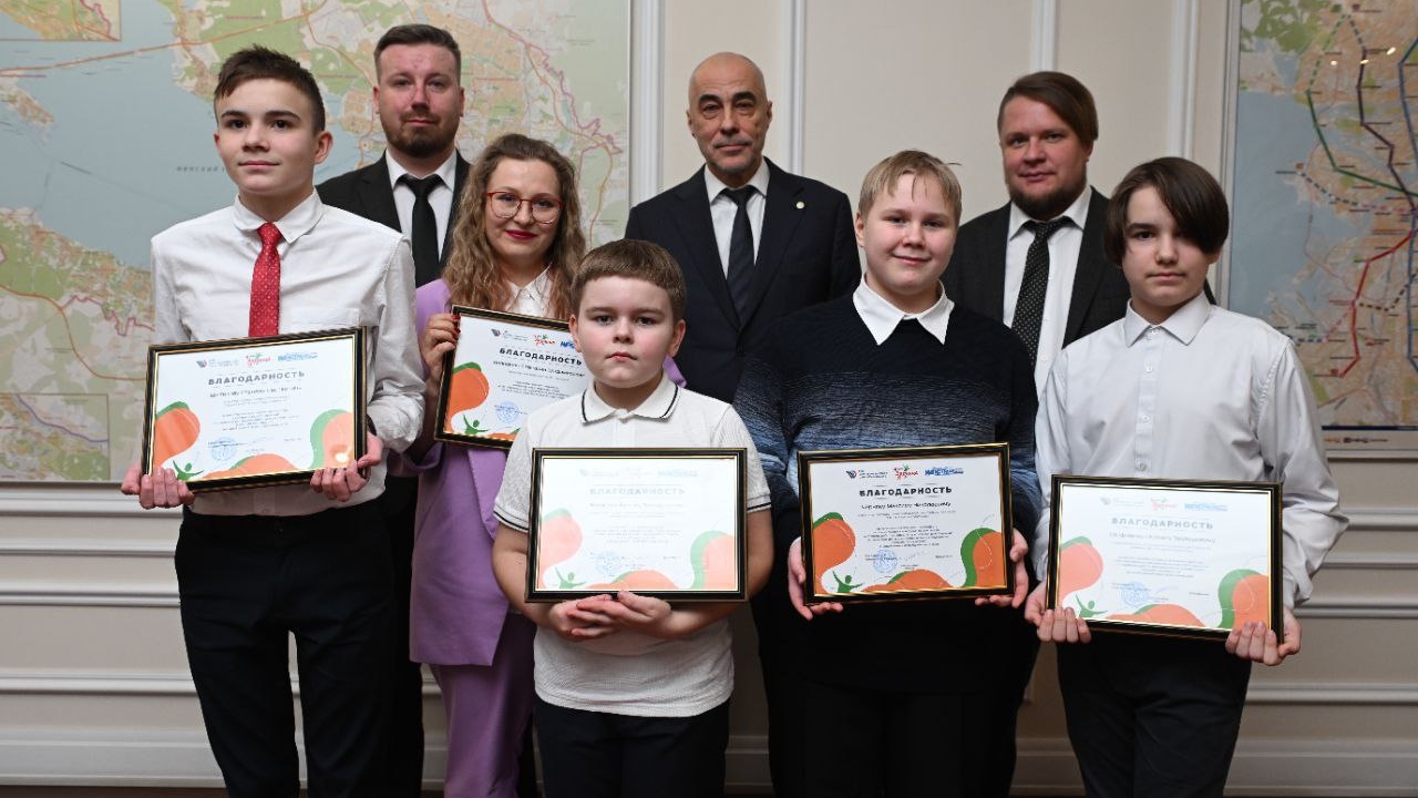 Глава петербургского комитета по транспорту наградил юных корреспондентов из лагеря «Зарница»