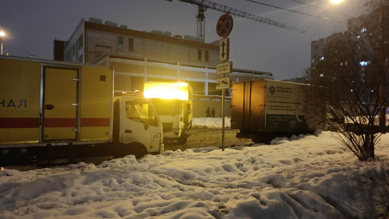 На севере Петербурга перекрыли движения из-за хлынувшей на дорогу холодной воды