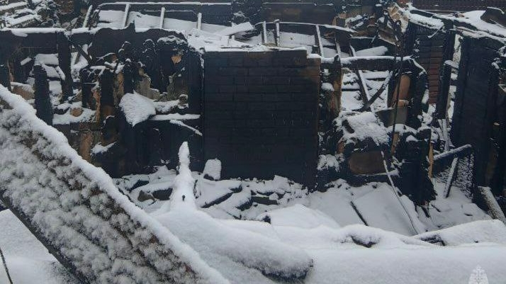 Печке-убийце не удалось забрать души петербуржцев: фото страшного пожара на новогодних