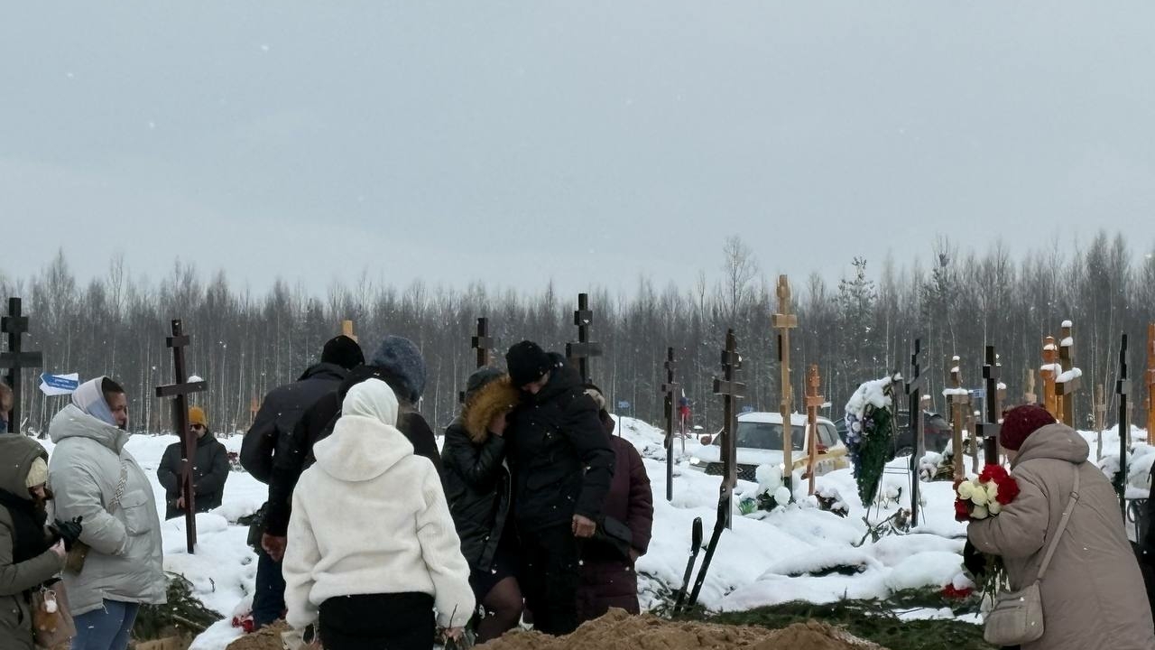 В Петербурге на похороны убитого 9-летнего мальчика приехали его родители: фото