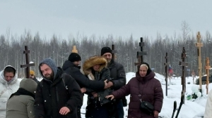 В Петербурге на похороны убитого 9-летнего мальчика приехали его родители: фото