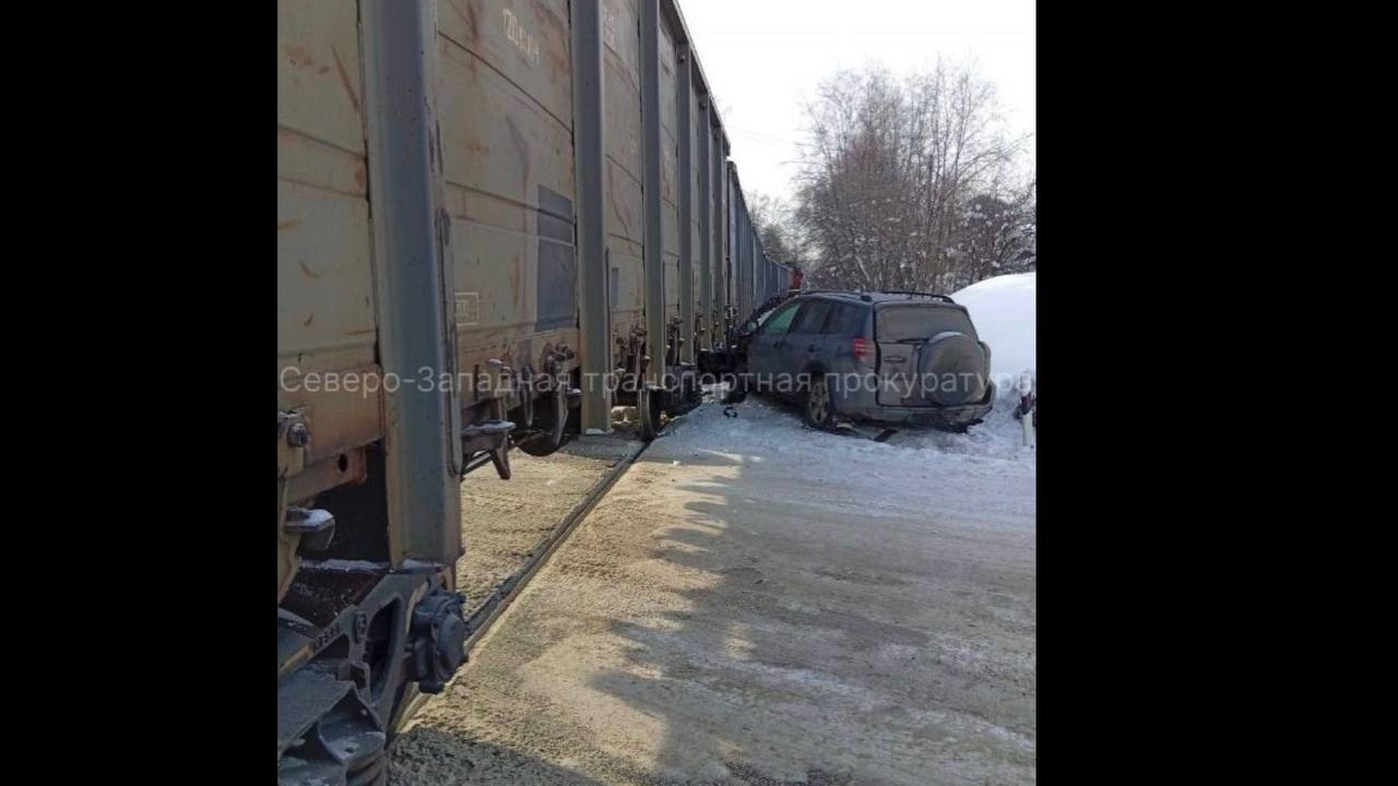 Под Петербургом тепловоз наехал на легковушку