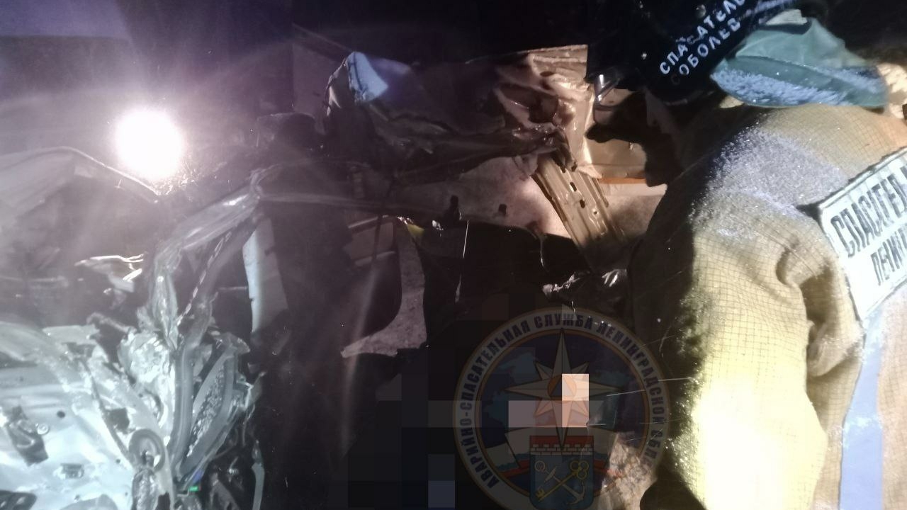 «Легковушка» всмятку: столкновение с двумя фурами обернулось смертью водителя на Коле