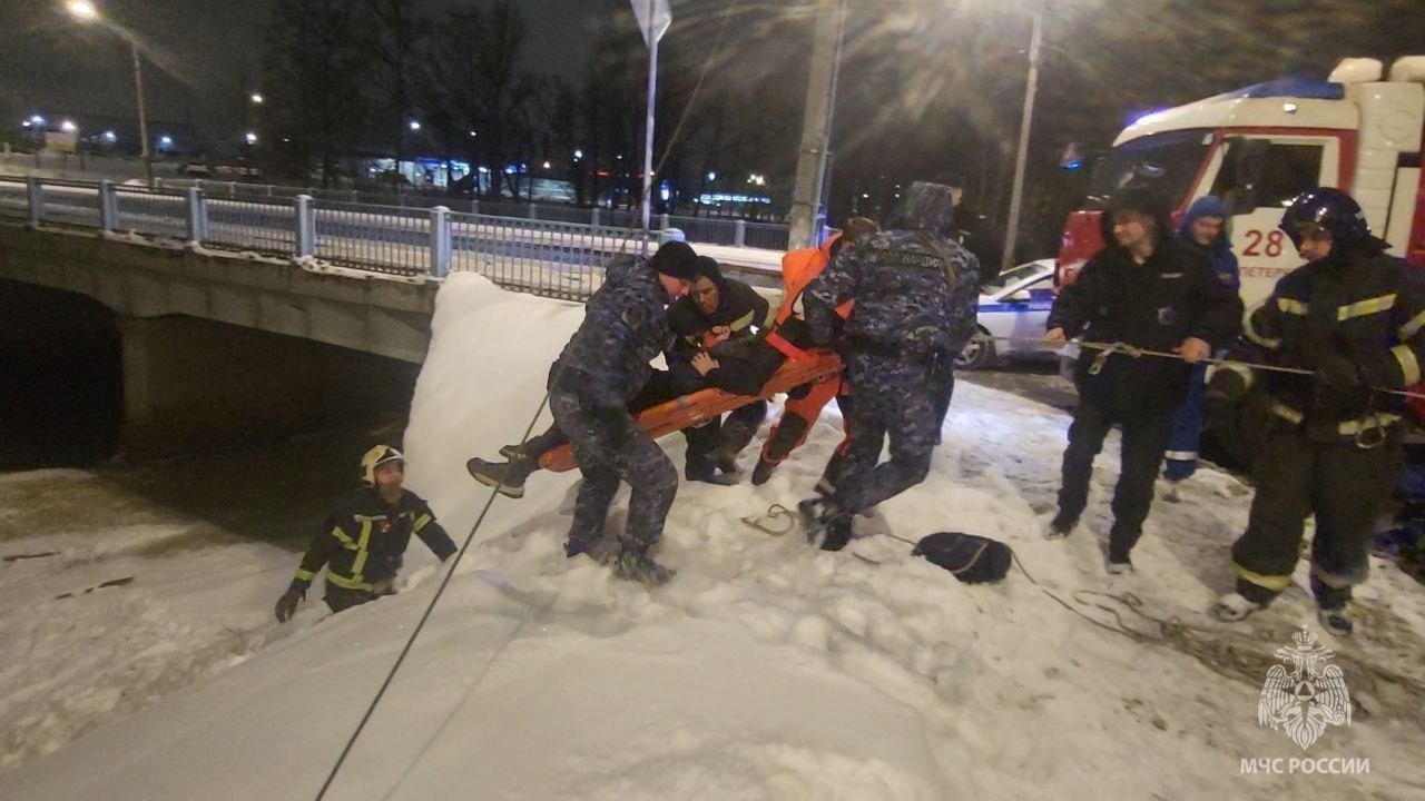 Молодого петербуржца спасли после удара об лед в результате падения с моста