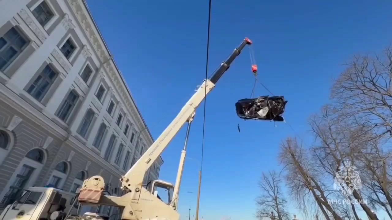 Porsche «мамкиного гонщика» с помощью крана выудили из Летнего сада