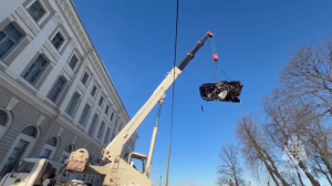 Porsche «мамкиного гонщика» с помощью крана выудили из Летнего сада